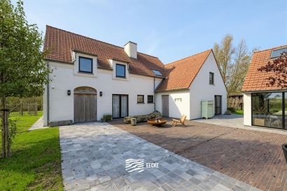 Droom je van rust, ruimte en een vleugje charme? Ontdek deze prachtige landelijke eigendom langs de Ramskapellevaart, op slechts 5,5 km van het strand...