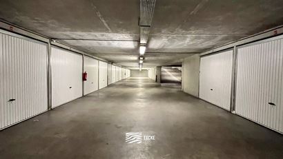 De Lijn garage 168 - Gemakkelijk in te rijden garagebox op niveau -2 met inrit via de Vlaanderenstraat 
Volle eigendom - Lichpunt aanwezig - Afmeting...