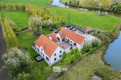 Droom je van rust, ruimte en een vleugje charme? Ontdek deze prachtige landelijke eigendom langs de Ramskapellevaart, op slechts 5,5 km van het strand...
