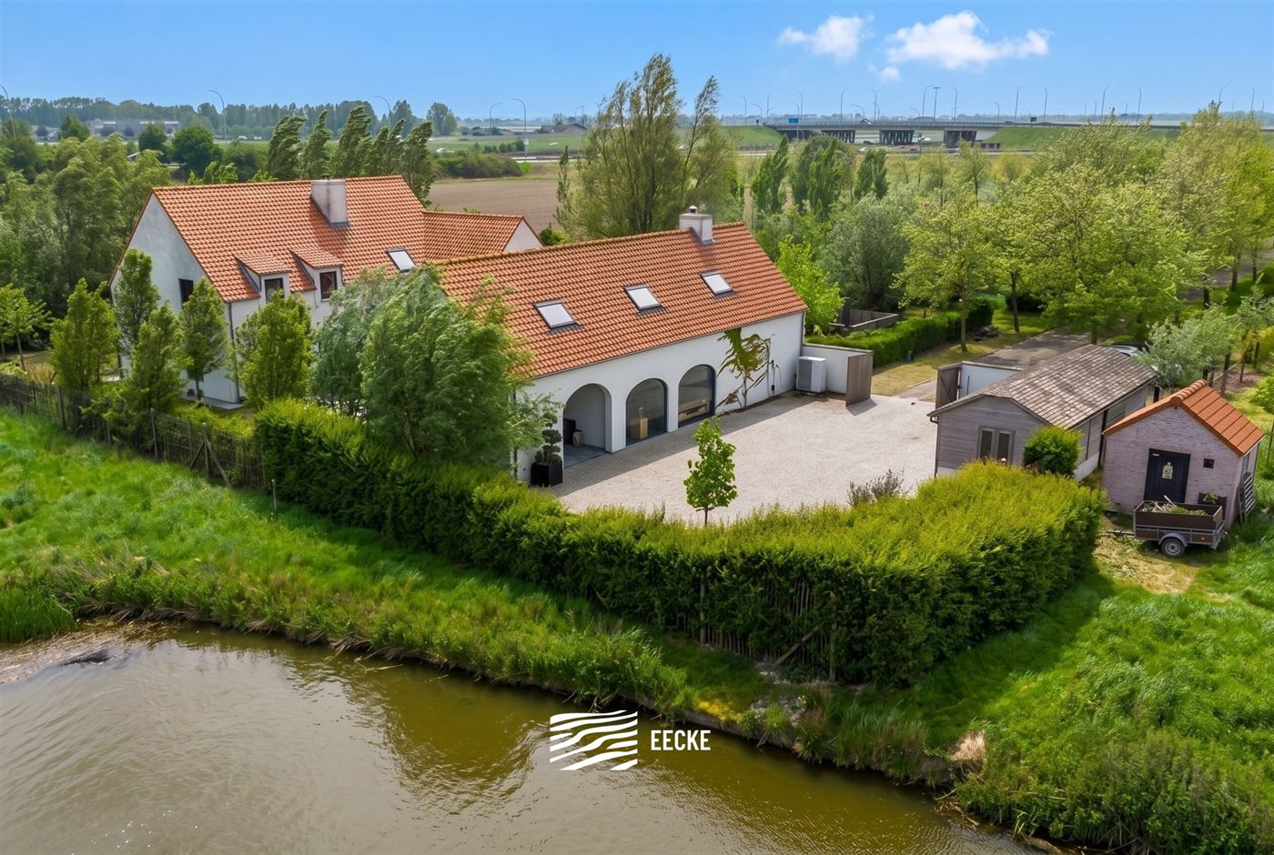 Vous rêvez de calme, d'espace et de charme ? Découvrez cette belle propriété rurale le long du canal de Ramskapelle, à seulement 5,5 km de la pla...