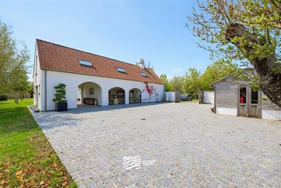 Droom je van rust, ruimte en een vleugje charme? Ontdek deze prachtige landelijke eigendom langs de Ramskapellevaart, op slechts 5,5 km van het strand...