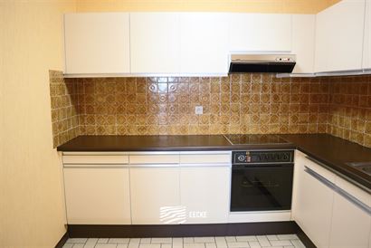 TE HUUR OP JAARBASIS - ongemeubeld appartement - centrale ligging - zonneterras achteraan - woonkamer met aparte ingerichte keuken - 1 slaapkamer - ba...