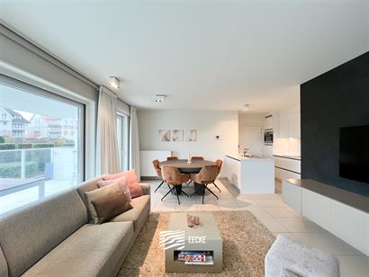 Villa Emilia 0105 - Uitzonderlijk hoekappartement met twee slaapkamers en tuin - Gelegen op de eerste verdieping in Sailor's Beach, met zicht op de ha...