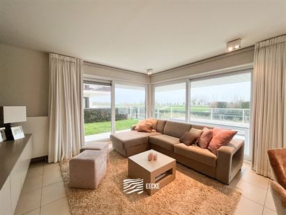 Villa Emilia 0105 - Uitzonderlijk hoekappartement met twee slaapkamers en tuin - Gelegen op de eerste verdieping in Sailor's Beach, met zicht op de ha...