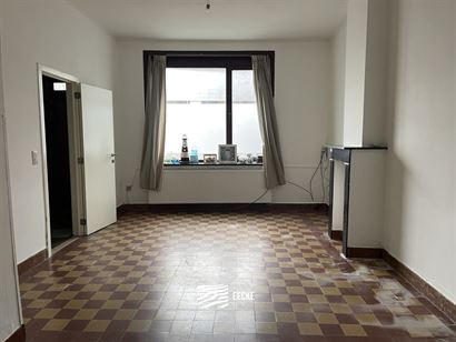 A LOUER A L'ANNEE - maison de rangée avec 2 chambres à Nieuport Ville - rez-de-chaussée: living,  nouvelle cuisine équipée avec frigo, congélate...