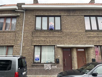 A LOUER A L'ANNEE - maison de rangée avec 2 chambres à Nieuport Ville - rez-de-chaussée: living,  nouvelle cuisine équipée avec frigo, congélate...