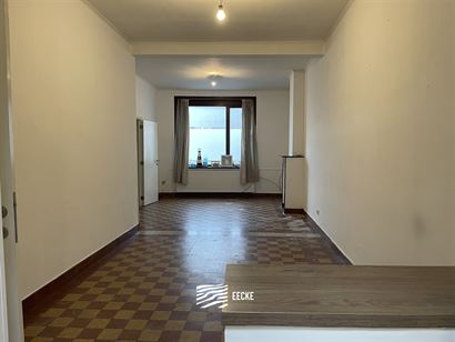 A LOUER A L'ANNEE - maison de rangée avec 2 chambres à Nieuport Ville - rez-de-chaussée: living,  nouvelle cuisine équipée avec frigo, congélate...