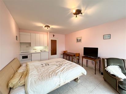 Res. Casino A 0402 - Studio confortable avec coin couchage - Exposition sud dans la rue commerçante au quatrième étage - Hall d'entrée avec coin c...