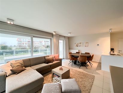 Villa Emilia 0105 - Uitzonderlijk hoekappartement met twee slaapkamers en tuin - Gelegen op de eerste verdieping in Sailor's Beach, met zicht op de ha...