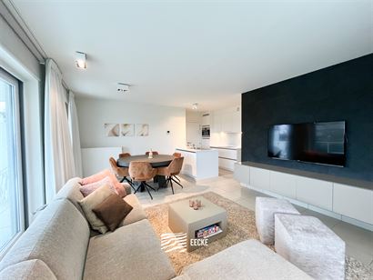 Villa Emilia 0105 - Uitzonderlijk hoekappartement met twee slaapkamers en tuin - Gelegen op de eerste verdieping in Sailor's Beach, met zicht op de ha...