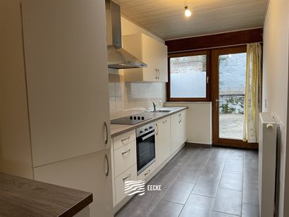A LOUER A L'ANNEE - maison de rangée avec 2 chambres à Nieuport Ville - rez-de-chaussée: living,  nouvelle cuisine équipée avec frigo, congélate...