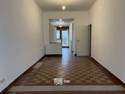 A LOUER A L'ANNEE - maison de rangée avec 2 chambres à Nieuport Ville - rez-de-chaussée: living,  nouvelle cuisine équipée avec frigo, congélate...