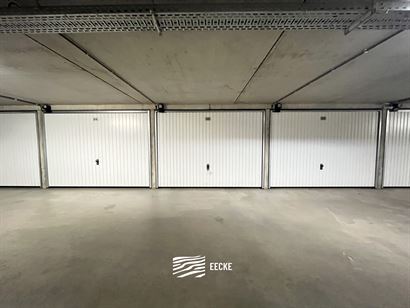 Loodwezenplein G65 - Ruime garagebox gelegen aan de inrit van het complex - Afmetingen: 3,07 x 5,82 m - Verkoop onder erfpacht - Inrit via de Lombards...