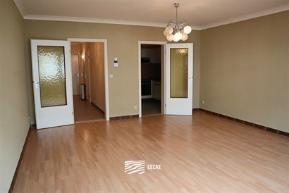 TE HUUR OP JAARBASIS - ongemeubeld appartement - centrale ligging - zonneterras achteraan - woonkamer met aparte ingerichte keuken - 1 slaapkamer - ba...