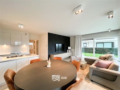 Villa Emilia 0105 - Uitzonderlijk hoekappartement met twee slaapkamers en tuin - Gelegen op de eerste verdieping in Sailor's Beach, met zicht op de ha...