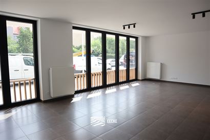 TE HUUR OP JAARBASIS - ongemeubeld appartement in nieuwe residentie - centrale ligging - gelegen op de gelijkvloerse verdieping - héél ruime woonkam...