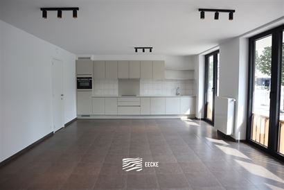 TE HUUR OP JAARBASIS - ongemeubeld appartement in nieuwe residentie - centrale ligging - gelegen op de gelijkvloerse verdieping - héél ruime woonkam...