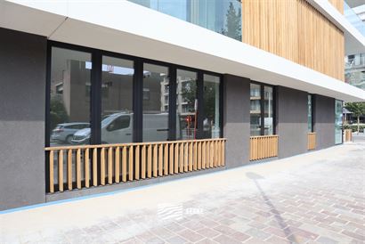 TE HUUR OP JAARBASIS - ongemeubeld appartement in nieuwe residentie - centrale ligging - gelegen op de gelijkvloerse verdieping - héél ruime woonkam...