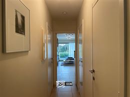 TE HUUR OP JAARBASIS - Zonnekant met terras - Open zicht op villawijk - woonkamer met open keuken - badkamer met douche - 1 slaapkamer met 1x2 bed - 1...