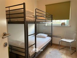 TE HUUR OP JAARBASIS - Zonnekant met terras - Open zicht op villawijk - woonkamer met open keuken - badkamer met douche - 1 slaapkamer met 1x2 bed - 1...