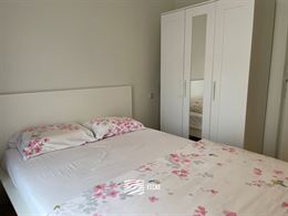 TE HUUR OP JAARBASIS - Zonnekant met terras - Open zicht op villawijk - woonkamer met open keuken - badkamer met douche - 1 slaapkamer met 1x2 bed - 1...