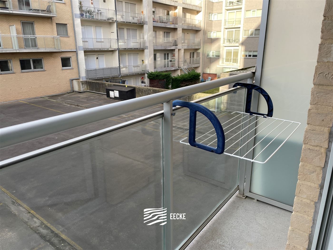 TE HUUR OP JAARBASIS - Zonnekant met terras - Open zicht op villawijk - woonkamer met open keuken - badkamer met douche - 1 slaapkamer met 1x2 bed - 1...