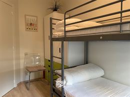 TE HUUR OP JAARBASIS - Zonnekant met terras - Open zicht op villawijk - woonkamer met open keuken - badkamer met douche - 1 slaapkamer met 1x2 bed - 1...