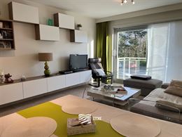 TE HUUR OP JAARBASIS - Zonnekant met terras - Open zicht op villawijk - woonkamer met open keuken - badkamer met douche - 1 slaapkamer met 1x2 bed - 1...