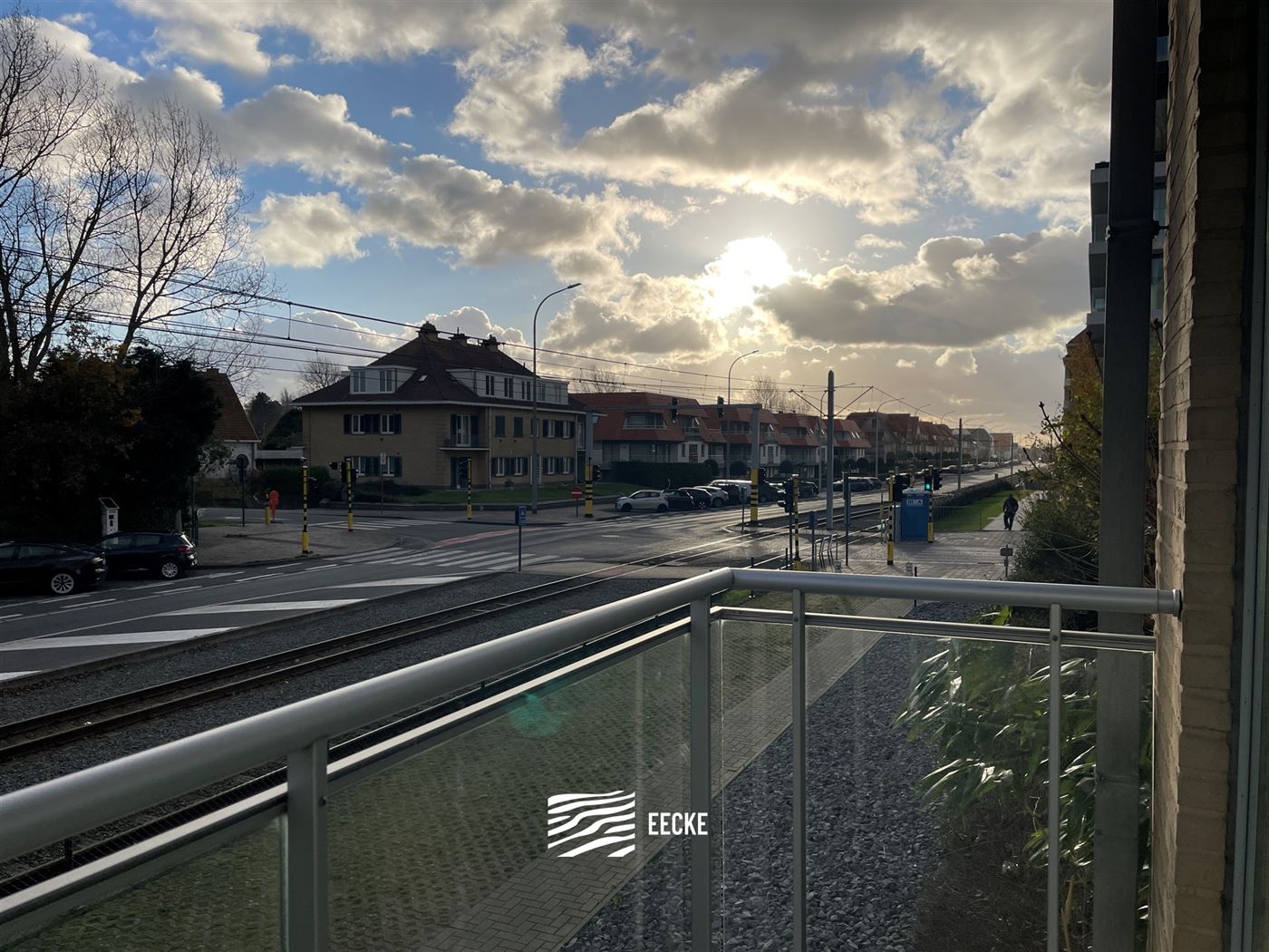 TE HUUR OP JAARBASIS - Zonnekant met terras - Open zicht op villawijk - woonkamer met open keuken - badkamer met douche - 1 slaapkamer met 1x2 bed - 1...