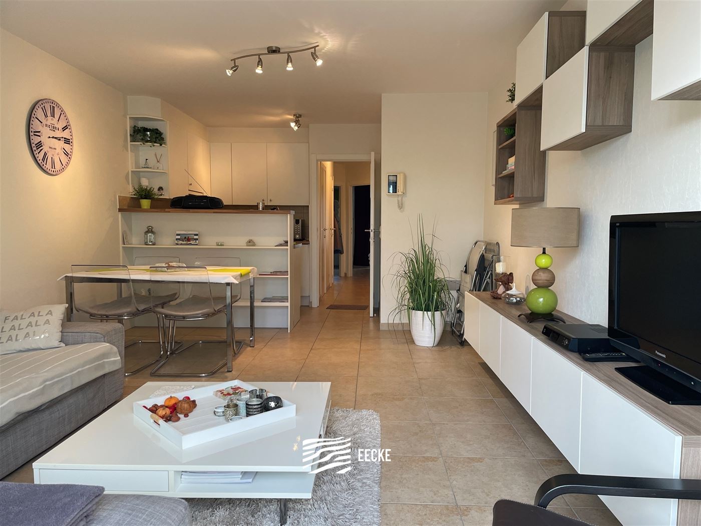 TE HUUR OP JAARBASIS - Zonnekant met terras - Open zicht op villawijk - woonkamer met open keuken - badkamer met douche - 1 slaapkamer met 1x2 bed - 1...