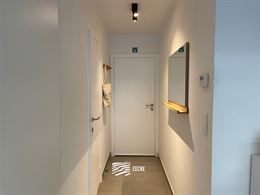 TE HUUR OP JAARBASIS - gemeubeld - studio met slaaphoek - ingerichte keuken - 1 badkamer - klein terras vooraan - lift - 50 euro provisie syndickosten...