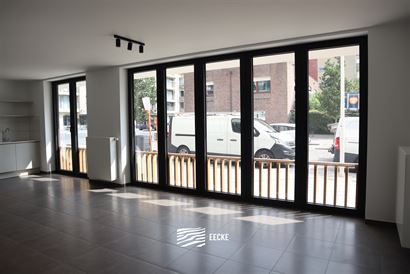 TE HUUR OP JAARBASIS - ongemeubeld appartement in nieuwe residentie - centrale ligging - gelegen op de gelijkvloerse verdieping - héél ruime woonkam...