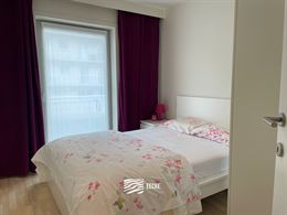 TE HUUR OP JAARBASIS - Zonnekant met terras - Open zicht op villawijk - woonkamer met open keuken - badkamer met douche - 1 slaapkamer met 1x2 bed - 1...