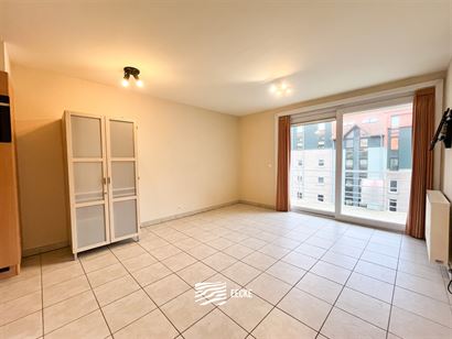 Res. Apollo II F2.04.10 - Gezellig appartement met slaapkamer - Zonnig gelegen op de vierde verdieping - Inkomhal met ingemaakte kasten - Berging - Ap...