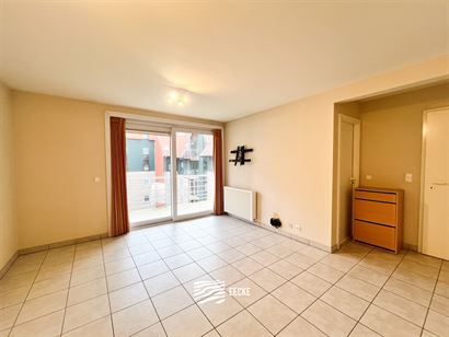 Res. Apollo II F2.04.10 - Gezellig appartement met slaapkamer - Zonnig gelegen op de vierde verdieping - Inkomhal met ingemaakte kasten - Berging - Ap...