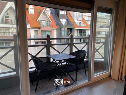 TE HUUR OP JAARBASIS - gemeubeld - studio met slaaphoek - ingerichte keuken - 1 badkamer - klein terras vooraan - lift - 50 euro provisie syndickosten...