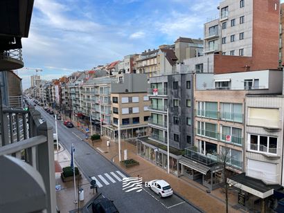 TE HUUR OP JAARBASIS - gemeubeld - studio met slaaphoek - ingerichte keuken - 1 badkamer - klein terras vooraan - lift - 50 euro provisie syndickosten...