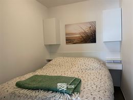 TE HUUR OP JAARBASIS - gemeubeld - studio met slaaphoek - ingerichte keuken - 1 badkamer - klein terras vooraan - lift - 50 euro provisie syndickosten...