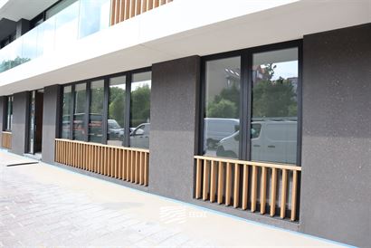 TE HUUR OP JAARBASIS - ongemeubeld appartement in nieuwe residentie - centrale ligging - gelegen op de gelijkvloerse verdieping - héél ruime woonkam...