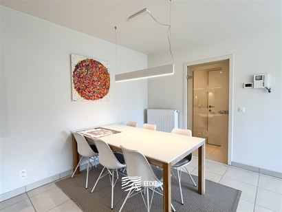 Villa Capricia 0103 - Instapklaar zonnig appartement met twee slaapkamers - Gelegen op de eerste verdieping uitgevend op de Albert I laan - Inkomhal m...