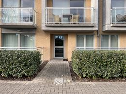 TE HUUR OP JAARBASIS - Zonnekant met terras - Open zicht op villawijk - woonkamer met open keuken - badkamer met douche - 1 slaapkamer met 1x2 bed - 1...