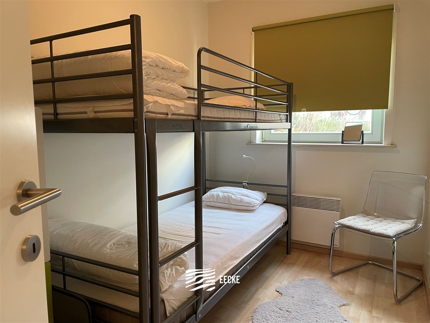 TE HUUR OP JAARBASIS - Zonnekant met terras - Open zicht op villawijk - woonkamer met open keuken - badkamer met douche - 1 slaapkamer met 1x2 bed - 1...