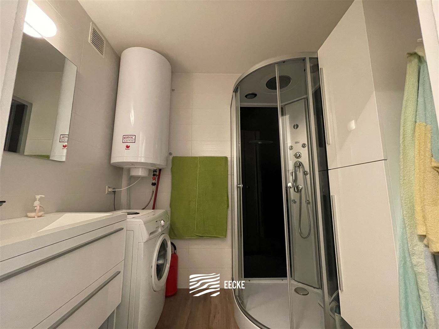 TE HUUR OP JAARBASIS - Zonnekant met terras - Open zicht op villawijk - woonkamer met open keuken - badkamer met douche - 1 slaapkamer met 1x2 bed - 1...