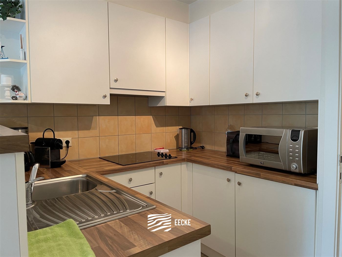 TE HUUR OP JAARBASIS - Zonnekant met terras - Open zicht op villawijk - woonkamer met open keuken - badkamer met douche - 1 slaapkamer met 1x2 bed - 1...