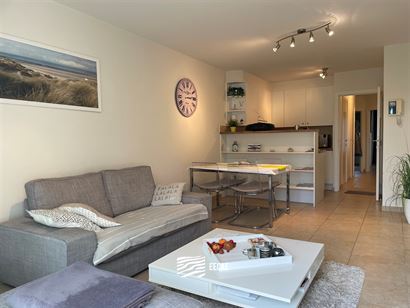 TE HUUR OP JAARBASIS - Zonnekant met terras - Open zicht op villawijk - woonkamer met open keuken - badkamer met douche - 1 slaapkamer met 1x2 bed - 1...