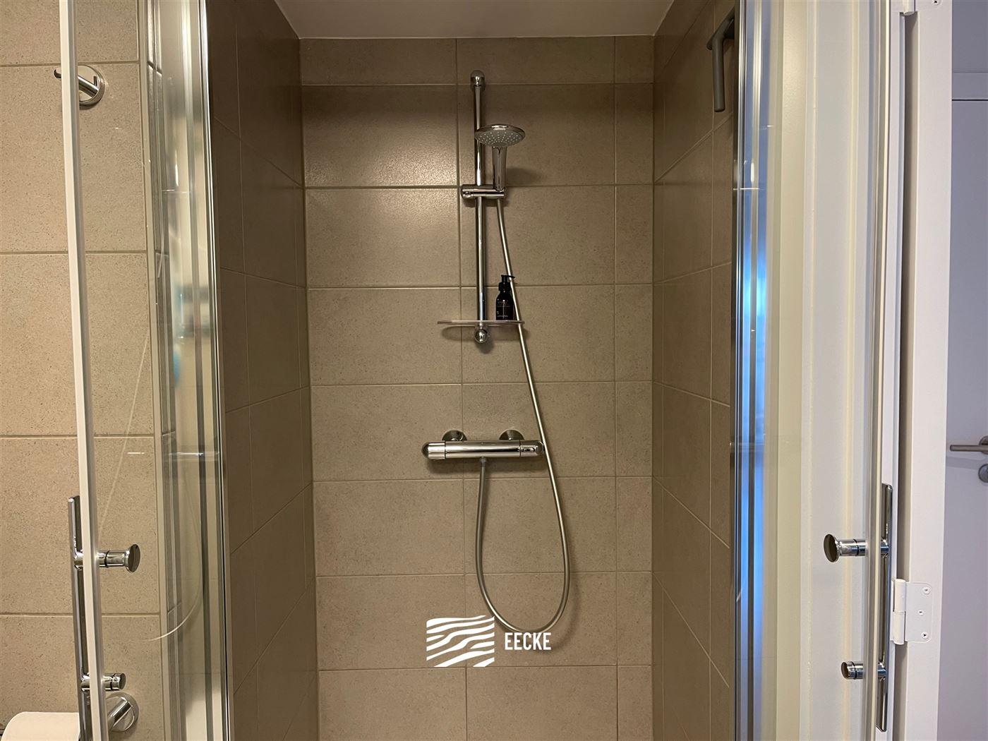 TE HUUR OP JAARBASIS - gemeubeld - studio met slaaphoek - ingerichte keuken - 1 badkamer - klein terras vooraan - lift - 50 euro provisie syndickosten...