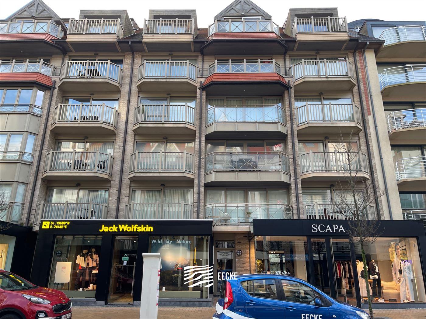 TE HUUR OP JAARBASIS - gemeubeld - studio met slaaphoek - ingerichte keuken - 1 badkamer - klein terras vooraan - lift - 50 euro provisie syndickosten...
