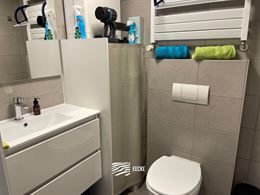 TE HUUR OP JAARBASIS - gemeubeld - studio met slaaphoek - ingerichte keuken - 1 badkamer - klein terras vooraan - lift - 50 euro provisie syndickosten...