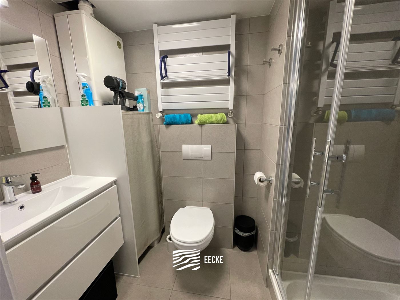 TE HUUR OP JAARBASIS - gemeubeld - studio met slaaphoek - ingerichte keuken - 1 badkamer - klein terras vooraan - lift - 50 euro provisie syndickosten...