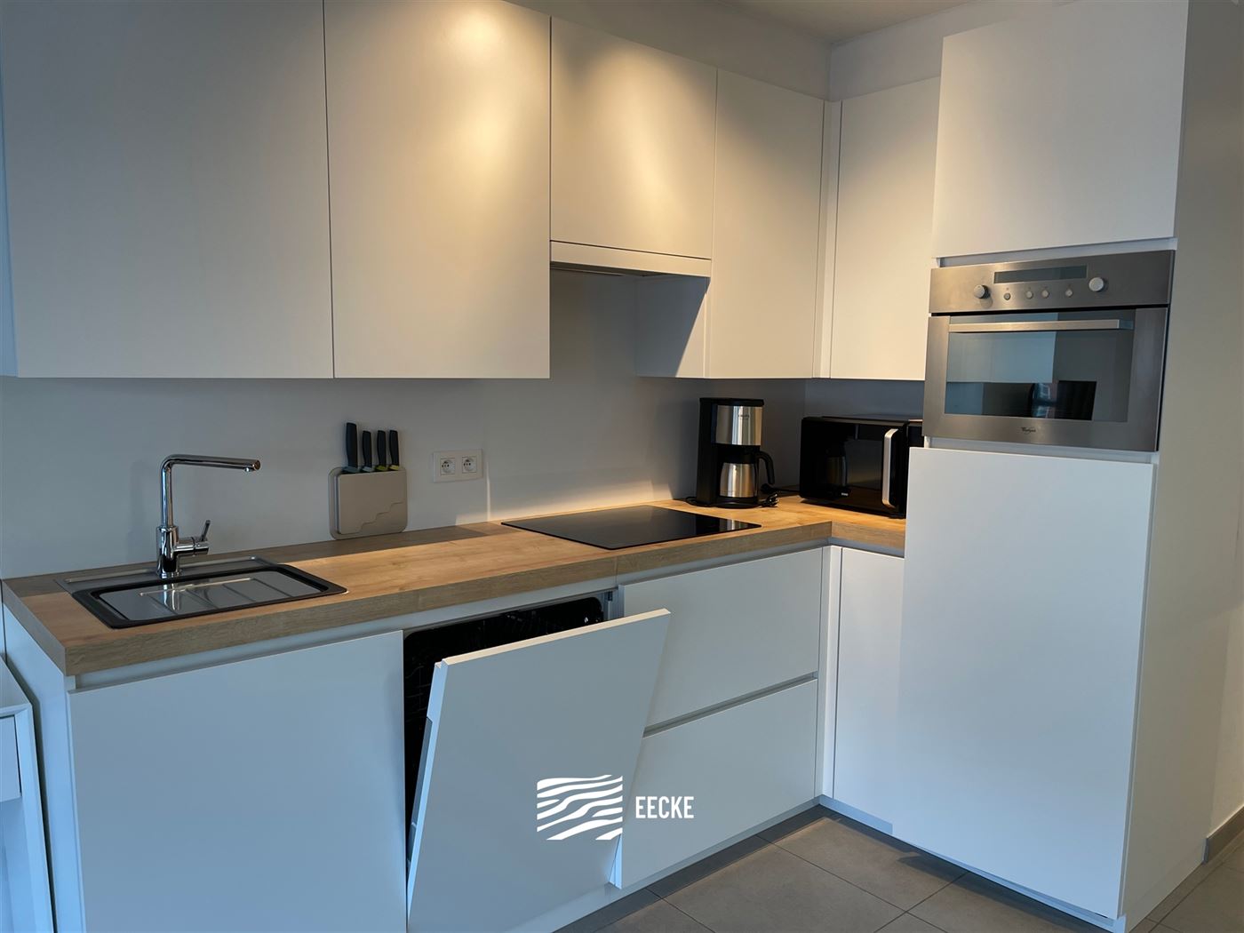 TE HUUR OP JAARBASIS - gemeubeld - studio met slaaphoek - ingerichte keuken - 1 badkamer - klein terras vooraan - lift - 50 euro provisie syndickosten...